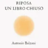 Sulle ginocchia riposa un libro chiuso