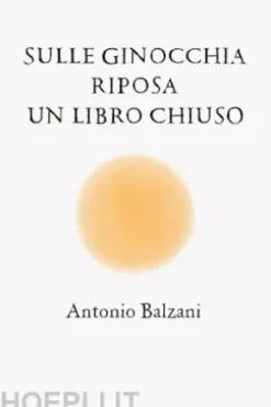 Sulle ginocchia riposa un libro chiuso