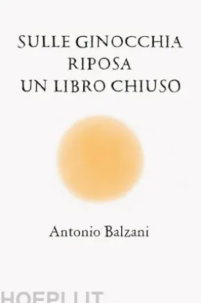 Sulle ginocchia riposa un libro chiuso