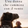 Una donna che cammina con il vento