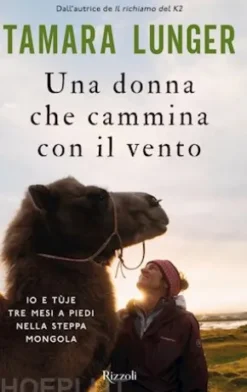 Una donna che cammina con il vento